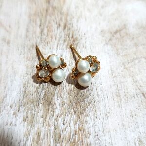Pearl cluster stud earrings